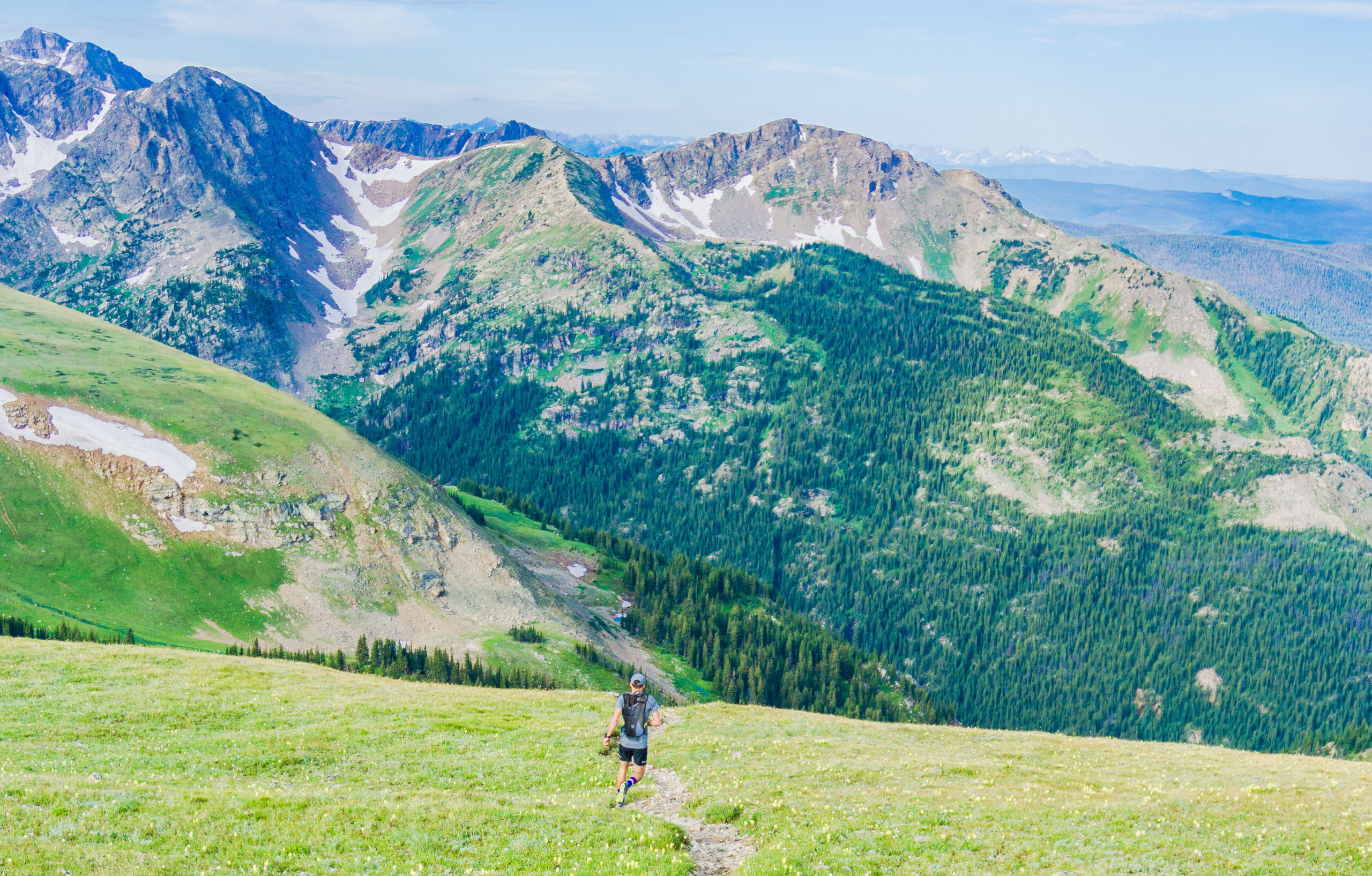Trailrunner mit Rucksack in den Bergen